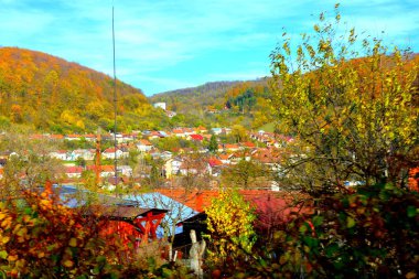 Sonbaharda Transilvanya ormanlarındaki tipik manzara. Romanya 'nın Banat kentinde Oravita ile Anina arasındaki demiryolu.