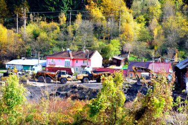 Oravita-Anina, Banat, Transilvanya 'daki eski maden treninin manzarası. Sonbahar manzarası.