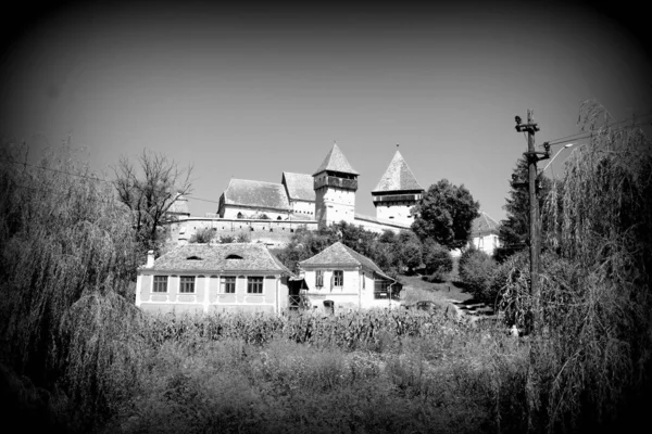 루마니아 트란실바니아 마을에 교회를 요새화했다 정착지들은 12세기 식민지에 설립되었습니다 — 스톡 사진