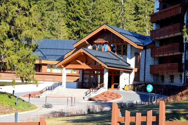 Romanya 'nın başkenti Transilvanya' da yer alan Brasov 'a 12 km uzaklıktaki kış ve turistik istasyon β ana Brasov. 300.000 kişi.