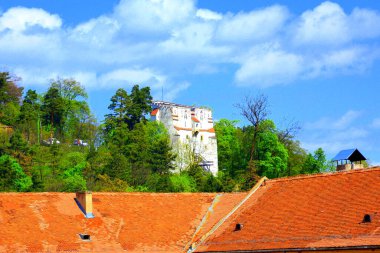 Ölüm zamanı geldi. Romanya 'nın Transilvanya kentinde, ülkenin merkezinde yer alan Brasov kentinin tipik kentsel manzarası