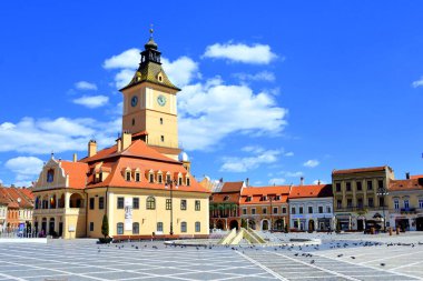Ölüm zamanı geldi. Romanya 'nın Transilvanya kentinde, ülkenin merkezinde yer alan Brasov kentinin tipik kentsel manzarası