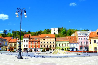 Ölüm zamanı geldi. Romanya 'nın Transilvanya kentinde, ülkenin merkezinde yer alan Brasov kentinin tipik kentsel manzarası