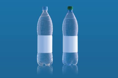 Mavi arka planda iki büyük su şişesi