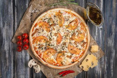 Pizza yapıldığı malzemelerle ahşap bir masa üzerinde.