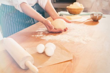 Pasta, kek, kendi elleriyle yemek.