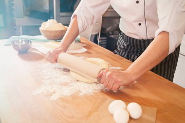 Pasta, kek, kendi elleriyle yemek. Seçici odak.