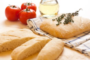 Ayçiçek yağı ile ciabatta İtalyan beyaz ekmek, bir masa örtüsü üzerinde.