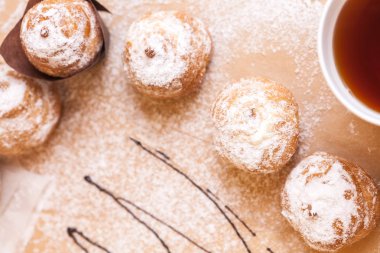 Ambalaj için kahverengi kağıt üzerinde Profiteroles, krem şanti ile kek.