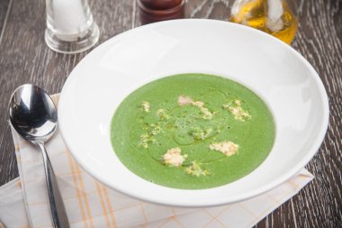 Tahta masada ıspanaklı çorba..