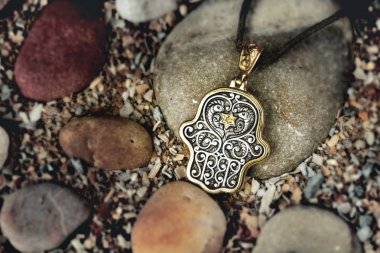 Altın kolye hamsa tılsımı ya da Fatima 'nın eli