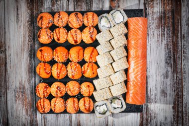 Suşi taş tablo kümesi.