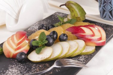 Renkli meyve salatası. Elma, armut, muz, mandalina, armut ve nar meyve salatası. Taze yaz yemek.