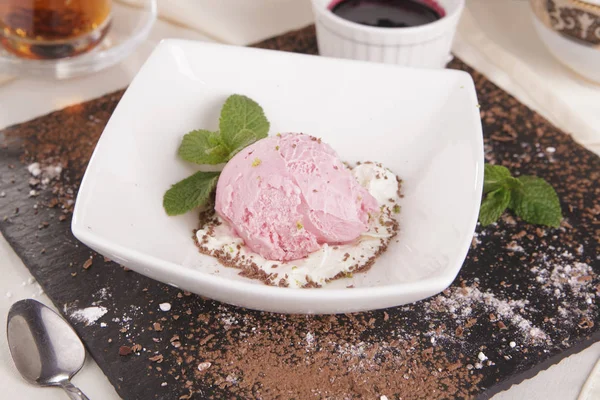 Helado rosa con migas de chocolate y menta —  Fotos de Stock