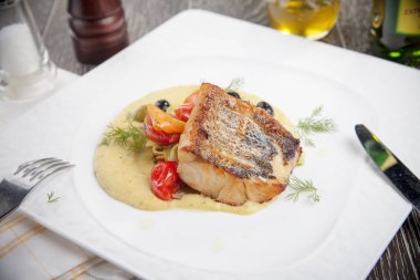 Sebzeli kızarmış balık