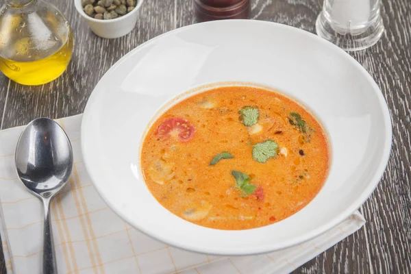 Pomarańczowa zupa z warzyw i pietruszką — Zdjęcie stockowe