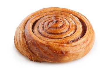 Beyaz arka plan üzerinde izole tatlı tarçın topuz