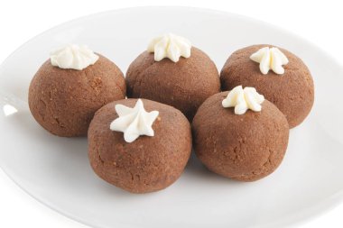 Beyaz bir plaka üzerinde kahverengi Pastalar