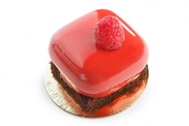 Ahududu ile kırmızı pasta