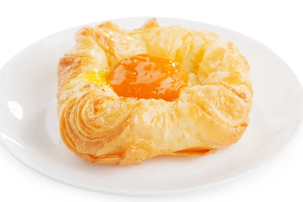 Čerstvý croissant s máslem a pomerančovým džemem na zelené desky s džusem a chléb koš zad selektivní fokus, zaměření na přední oranžový jam na ten rohlík a na dřevěnou lžící — Stock fotografie