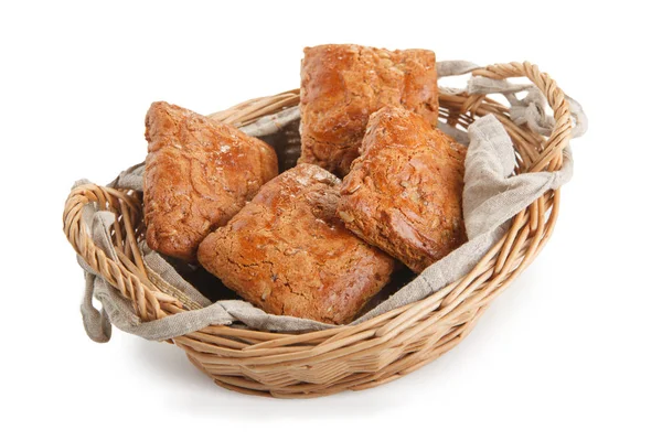 Galletas con nueces en una cesta de madera — Foto de Stock