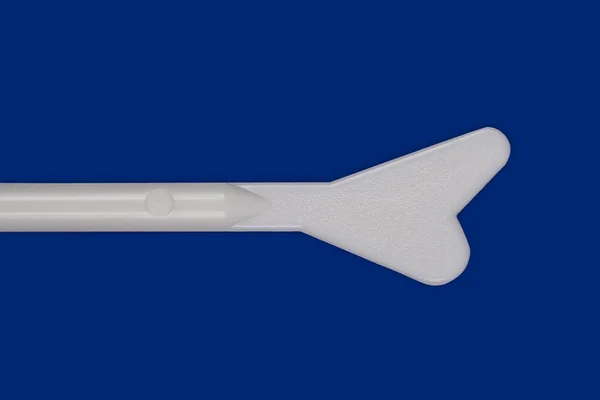 Modello medico con attrezzatura medica, sfondo blu. Vista dall'alto. Posto per testo — Foto Stock