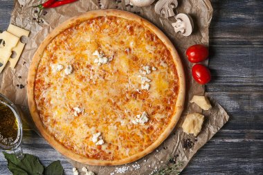 Dilim pizza olmadan tek parça, farklı tatlar ile ahşap bir masaya kesilmiş
