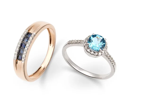 Χρυσά δαχτυλίδια με μπλε και λευκά διαμάντια — Φωτογραφία Αρχείου
