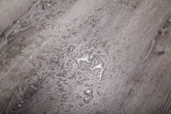 在雨中覆盖的松树木质纹理的滴眼液 — 图库照片