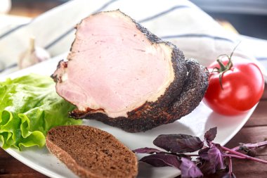 Görüntü sebze ve ahşap masa üzerinde sosis ekmek