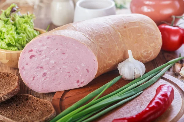 Bilden av bröd med grönsaker och korv på träbord — Stockfoto