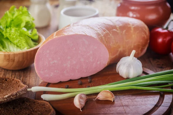 Bilden av bröd med grönsaker och korv på träbord — Stockfoto