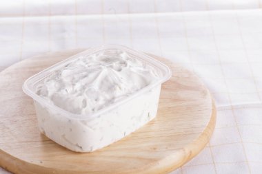 Taze kır süzme peynir ahşap arka plan, kadar yakın