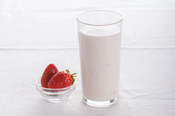 Köstliche Früchte, griechischer Joghurt und Müsliparfaits auf weißem Hintergrund — Stockfoto