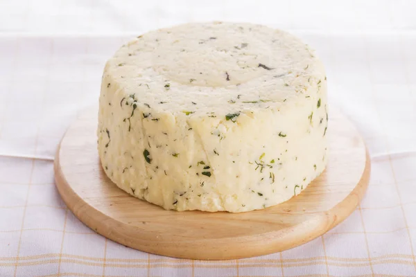 나무 식탁에서 손으로 만든 시골 치즈가 익어 가고 있다 — 스톡 사진