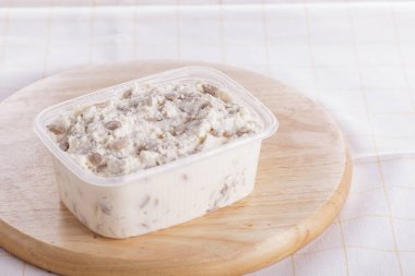 Taze kır süzme peynir ahşap arka plan, kadar yakın