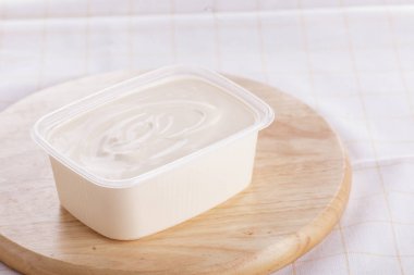 Ahşap arka plan üzerinde taze otlar yakın çekim atışla ekşi krema