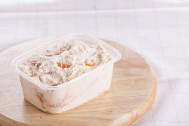 Taze kır süzme peynir ahşap arka plan, kadar yakın