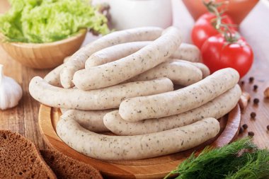 Öğle yemeği ızgara sosis ve taze sebze salatası