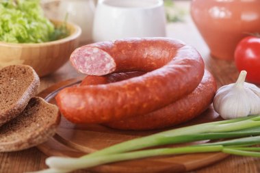 Öğle yemeği ızgara sosis ve taze sebze salatası