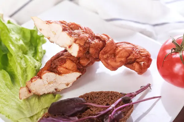 Bâtonnets de poulet et légumes grillés — Photo