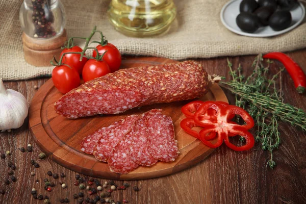 Insalata Pranzo Con Salsiccia Alla Griglia Verdure Fresche — Foto Stock