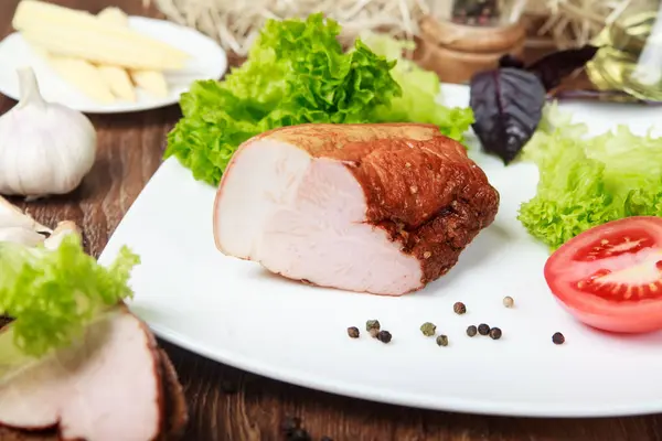 Ebéd Saláta Sült Kolbásszal Friss Zöldségek — Stock Fotó