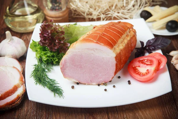 Lunch Sallad Med Grillad Korv Och Färska Grönsaker — Stockfoto