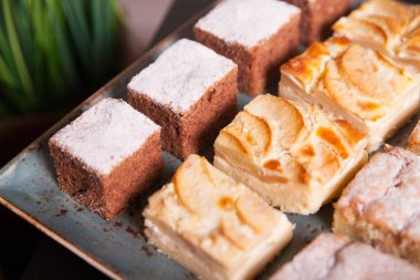 Mavi sularda, akvaryumda yapılan kimyasal deneyler..