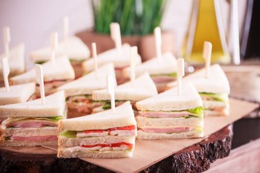 Büfe yemek servisi, masada..