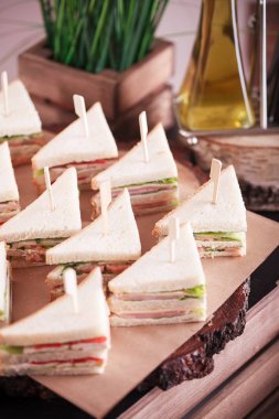 Büfe yemek servisi, masada..