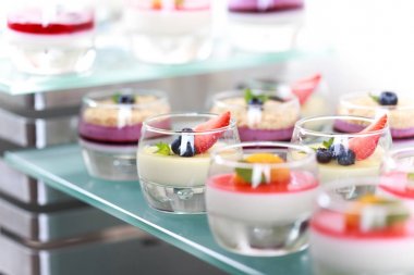 Büfe yemek servisi, masada..