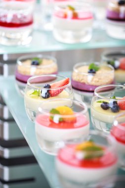 Büfe yemek servisi, masada..