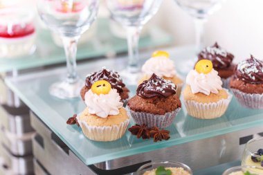 Büfe yemek servisi, masada..